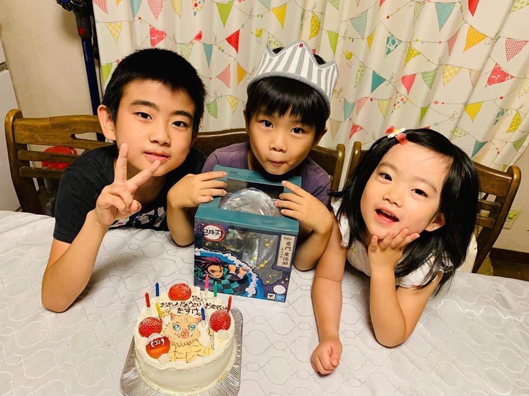 阿部浩貴のインスタグラム：「‪昨日は次男太助の7歳の誕生日でした！‬ ‪ケーキは今ハマってる鬼滅の刃の‬ ‪伊之助！‬ ‪伊之助イケメンなのに、イノシシ被ってる姿が好きみたい。‬ ‪#鬼滅の刃‬ ‪#嘴平伊之助‬」
