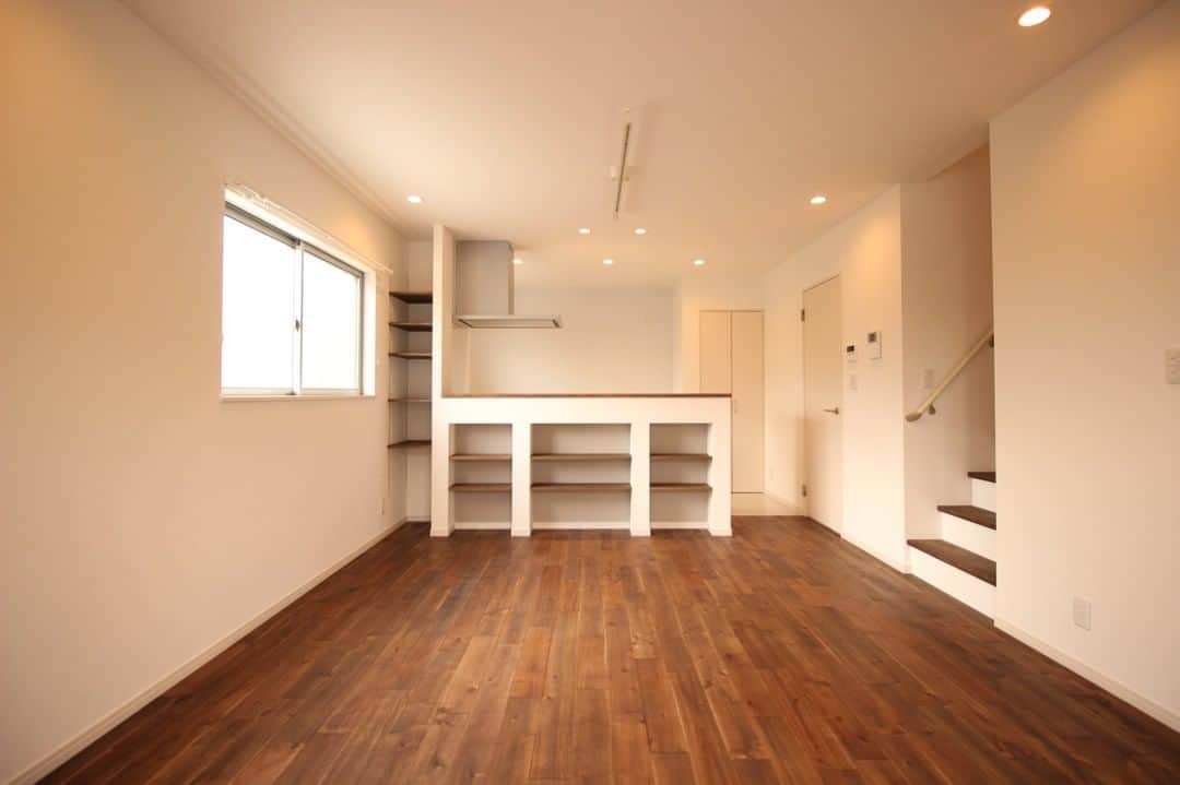 ALLHOUSE R×Lのインスタグラム：「⁠ オールハウスの新築戸建賃貸A`REGALO (#エーレガロ)⁠ .⁠ ダークブラウンの無垢床は高級感が増して大人インテリアも楽しめそうです。⁠ .⁠ .⁠ ----------------------------------------------⁠ その他施工事例はコチラ☞@allhouse_pm　⁠ ----------------------------------------------⁠⁠⁠ .⁠ .⁠ .⁠ .⁠ .⁠ #エーレガロ #リビング #キッチン #対面キッチン#オールハウス #オールハウスPM #賃貸 #広島賃貸 #賃貸住宅 #賃貸物件 #木造住宅 #プロパティマネジメント #デザイナーズ賃貸 #賃貸リノベーション #リノベーション #renovation #リノベ #リフォーム #無垢フローリング #DIY #アクセントクロス #建築 #工務店 #賃貸インテリア #賃貸暮らし #家主 #部屋 #賃貸経営 #おうち時間」
