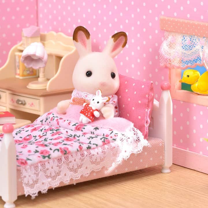 シルバニアファミリー【公式】 さんのインスタグラム写真 - (シルバニアファミリー【公式】 Instagram)「・ 最近のフレアちゃんのお部屋は、ピンクで統一したインテリア♪ ピンクの壁紙に、ピンクのベッドがお気に入り。 カラフルなお部屋の色につられて、小鳥ちゃんが遊びにきてくれたみたい！ ・ 「う～ん、次はあの棚を動かそうかしら・・・」 ・ お部屋の模様替えのことを考えるって、楽しいですよね！  皆さんのお部屋のこだわりは何ですか？ ・ #シルバニアファミリー #シルバニア #sylvanianfamilies #calicocritters #sylvanian #ドールハウス #dollhouse #ミニチュア #miniature #子供部屋 #子ども部屋 #キッズルーム #おうち時間」8月11日 14時00分 - sylvanianfamilies_jp