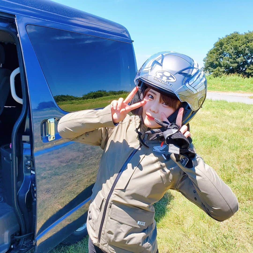 川村虹花のインスタグラム：「モトモト(造形社)の撮影でした🏍 新しいヘルメットとジャケットとグローブ☺️☺️☺️！！ 嬉しいです✨✨ ヘルメットはシールドが二重になってて、内側に黒いシールドが着いてるから日除けになって運転しやすい！👏🏻 カーキー色のジャケットはバイク用とは思えないくらいオシャレ！ちゃんと中にはパッドも入ってます！👏🏻 グローブはシンプルなデザインで夏なので薄めのを選びました！👏🏻  キャンプ企画をしてきたので、来月発売のモトモト10月号ゲットしてねー！ ヘルメット、ジャケット、グローブの情報も掲載されると思います😊  #honda  #daytona  #crosscub  #モトモト #50cc #125cc  #バイク女子 #キャンプ」