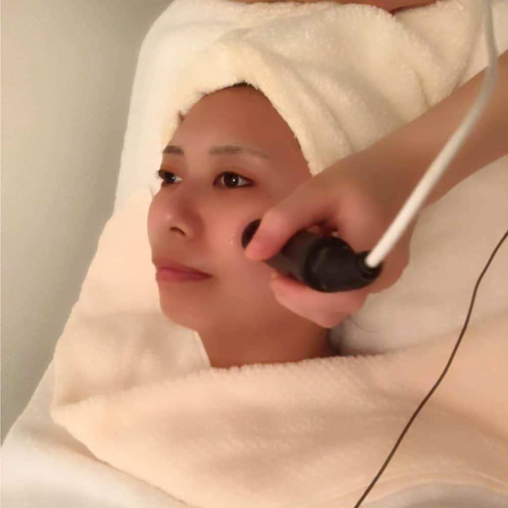 佐々木みえさんのインスタグラム写真 - (佐々木みえInstagram)「@elsa_environ で フェイシャルエステ💆‍♀️  エンビロンのエステだよ。  お肌プルプルなったよ！！  #エステ #美容 #beauty #esthe #フェイシャル #美肌 #スキンケア #可愛くなりたい #skincare #美白 #肌メンテナンス #ディープクレンジング #肌 #美肌になりたい #フェイシャルエステ　 ウーミーPR」8月11日 14時07分 - ruby.sasamin