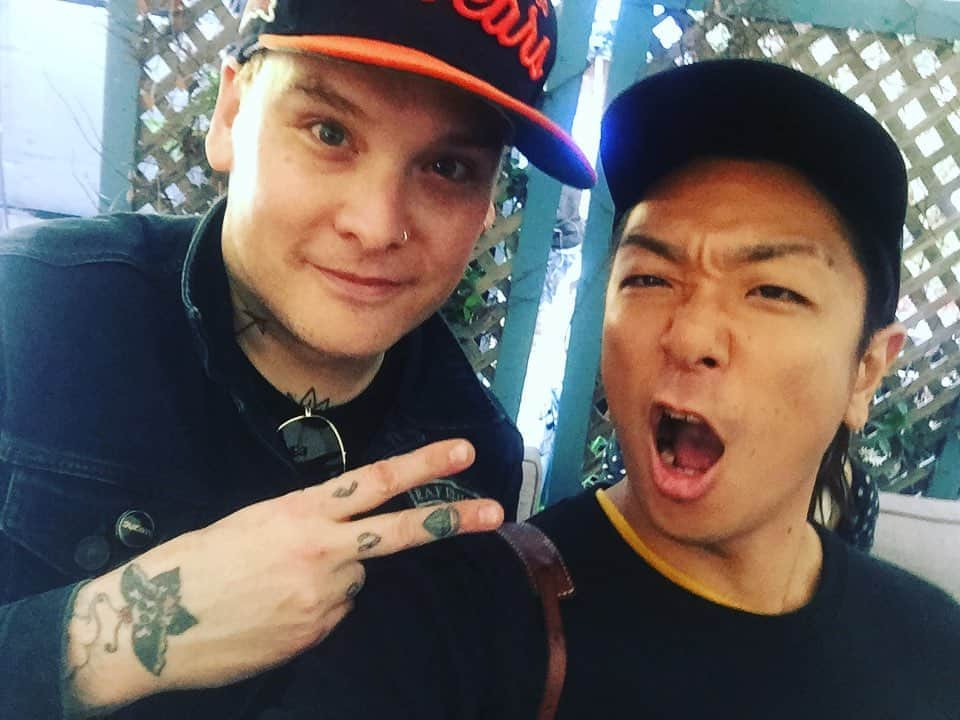 Shun さんのインスタグラム写真 - (Shun Instagram)「#今日のバンドT BLINK182 @blink182   @dface_official デザインのジャケットT！  2016年リリースの新体制ファースト“CALIFORNIA“、アルバムが良すぎてアメリカSan Joseまでライブ観に行ったなぁ！ いろいろハプニングがあって楽屋でメンバーに会えたり。  BLINKさん日本来てくださいお願いします🙏🏻  最新シングル”Quarantine”はコロナに対するストレートなパンク。ALKALINE TRIO的な要素も入っててカッコいいす。」8月11日 14時19分 - totalfat.shun