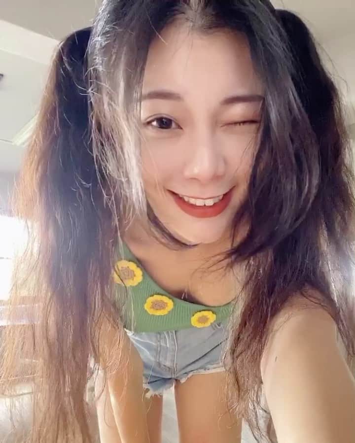 張香香のインスタグラム：「今天是三八阿花一朵花🌻🤣」