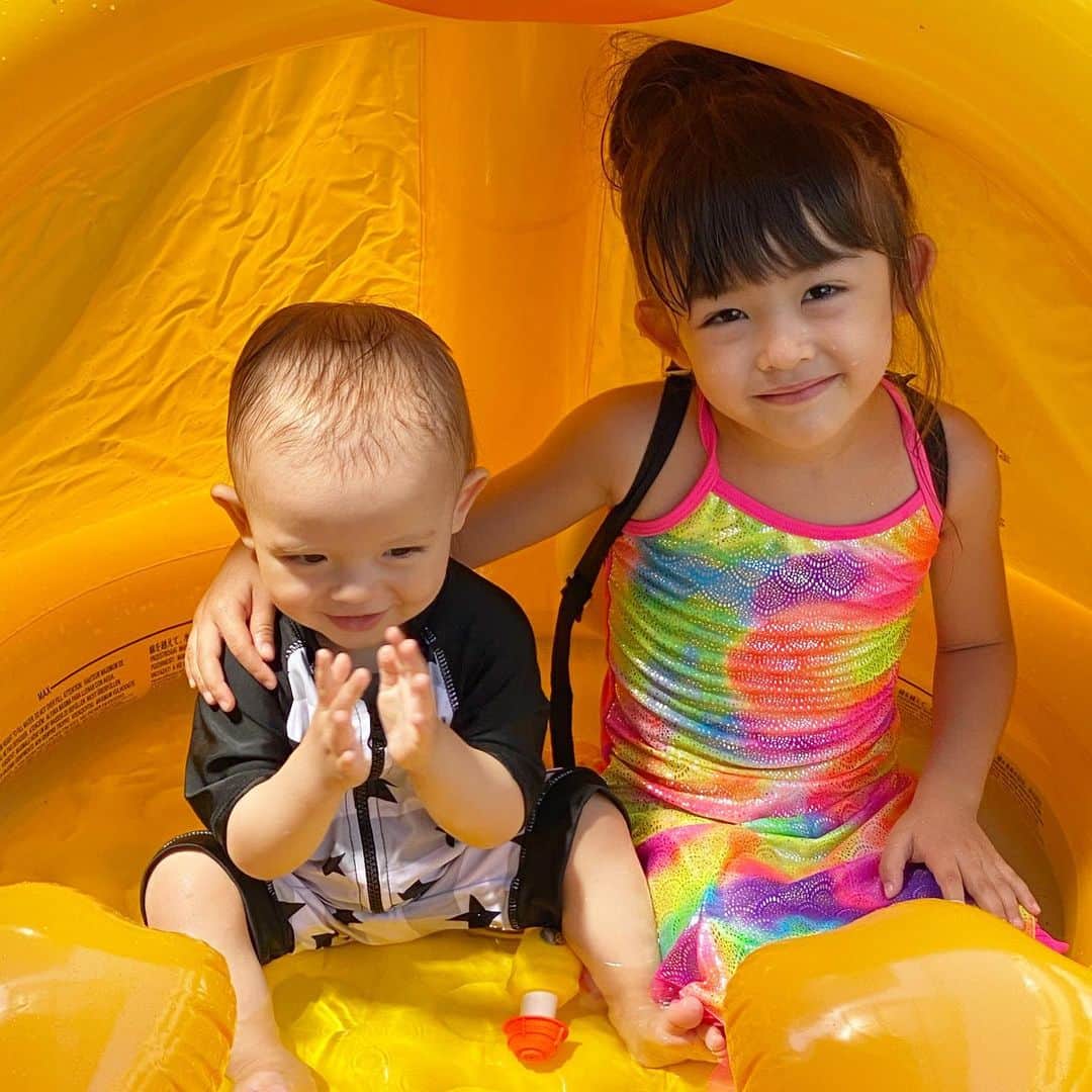 アレン明亜莉クレアさんのインスタグラム写真 - (アレン明亜莉クレアInstagram)「・ 40度近くなりましたね〜 暑くて大きなプールを洗えないのですぐに膨らみすぐに水が溜まる小さなひよこちゃんプールにしました💓 ・ ・ 小さかったのですが 楽しかったようでよかったです💓 ・ ・ ・ ・ #プール #プール遊び #姉弟 #4歳差育児 #ハーフキッズ #メアリーとウィリアム #maryandwilliam」8月11日 14時12分 - mary.2015c