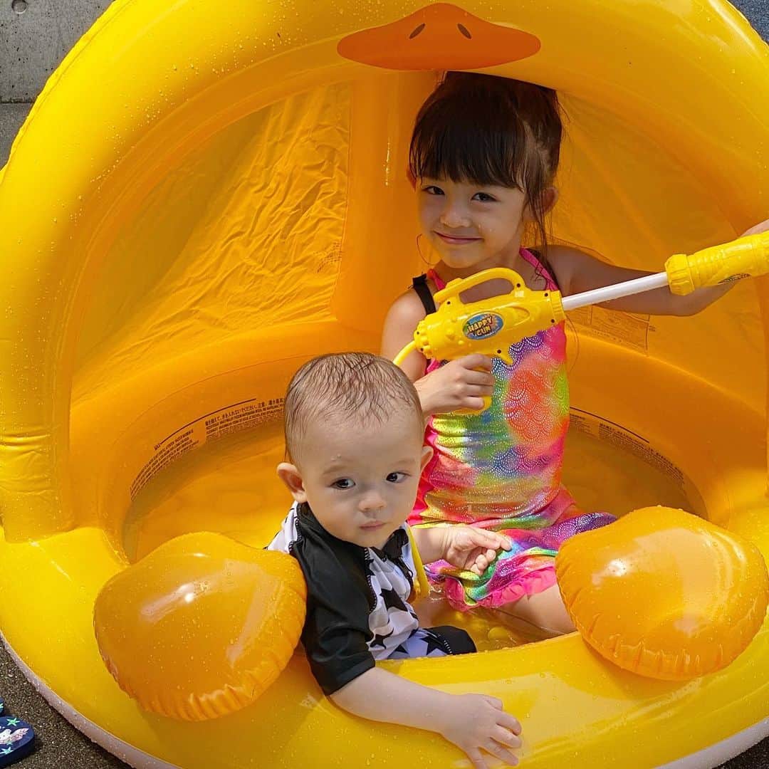 アレン明亜莉クレアさんのインスタグラム写真 - (アレン明亜莉クレアInstagram)「・ 40度近くなりましたね〜 暑くて大きなプールを洗えないのですぐに膨らみすぐに水が溜まる小さなひよこちゃんプールにしました💓 ・ ・ 小さかったのですが 楽しかったようでよかったです💓 ・ ・ ・ ・ #プール #プール遊び #姉弟 #4歳差育児 #ハーフキッズ #メアリーとウィリアム #maryandwilliam」8月11日 14時12分 - mary.2015c