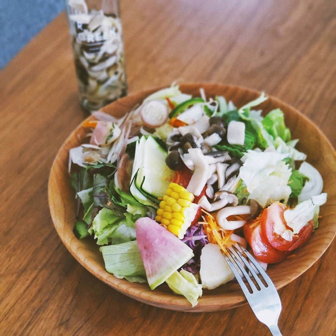 保坂玲奈さんのインスタグラム写真 - (保坂玲奈Instagram)「____#saladlunch #🍄 . . 沢山の野菜でサラダボウル @ur__green のキノコピクルスは サラダにのせるだけで更に彩り､栄養価アップ。 腸活に良さそうなキノコピクルス。 . ピクルスのビネガー液とオリーブオイル､塩で ドレッシングにもなってしまう💞 夏にさっぱり食べられる。 . . 瓶からオシャレでギフトに喜ばれそうです。 . サラダを盛ったウッドプレートは自作🙋‍♀️🔨 . . . #URGREEN#キノコピクルス#しめじピクルス#ピクルス#夏のランチ#夏バテランチ#サラダボウル#サラダランチ#健康ランチ#ひとりごはん#夏野菜#一人暮らしごはん#丁寧な暮らし#丁寧な暮らしと少しの贅沢#豊かな暮らし#ウッドプレート#木の器#器好きな人と繋がりたい#器を楽しむ暮らし」8月11日 14時12分 - __renao_0707