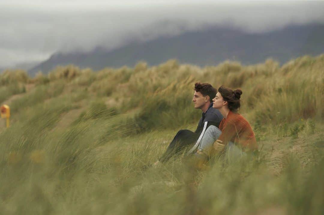 ジェニファー・グレイのインスタグラム：「if you’re feeling the intensity of this open ended isolation, this non consensual retreat that defines so much of this weird new normal and you haven’t already devoured, or slowly nibbled this deliciously satisfying, sexy AF love story, acted and directed to such ridiculous perfection, their palpable heat and raw connection of flesh and spirit (my personal fave combo) is the next best thing to being there. treat yourself to #normalpeople on #hulu @normalpeoplebbc @DaisyEdgarJones @paul.mescal #LennyAbrahamson #beautifulsouls #TVwasneverthishot #keepinitsexy #loveisasuperpower  #thebodydoesntlie #takeawelldeservedbreak based on the #sallyrooney bestseller #acliniconkissing」