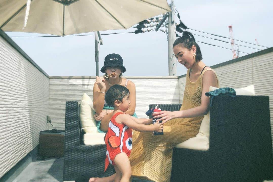 ソンイさんのインスタグラム写真 - (ソンイInstagram)「今年の夏はひたすらお家プールかな🌻 お素麺に金魚泳がせたよ🐡🍅﻿ ﻿ 息子が絵本の「きんぎょがにげた」好きだから喜ぶかな？と思ったけど、そりゃ花より団子🍡よね😂﻿ 目もくれず大人1束分くらい素麺爆食いしてました🎐笑﻿ ﻿ #素麺 #キャラフード #お家プール」8月11日 14時29分 - sunwei1013