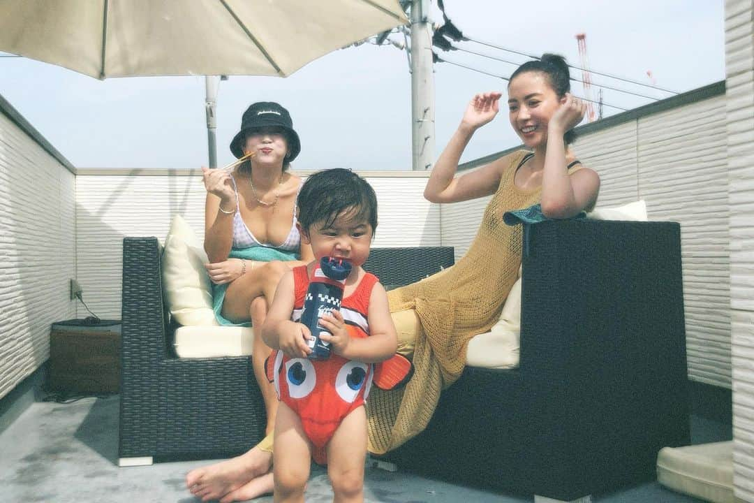 ソンイさんのインスタグラム写真 - (ソンイInstagram)「今年の夏はひたすらお家プールかな🌻 お素麺に金魚泳がせたよ🐡🍅﻿ ﻿ 息子が絵本の「きんぎょがにげた」好きだから喜ぶかな？と思ったけど、そりゃ花より団子🍡よね😂﻿ 目もくれず大人1束分くらい素麺爆食いしてました🎐笑﻿ ﻿ #素麺 #キャラフード #お家プール」8月11日 14時29分 - sunwei1013