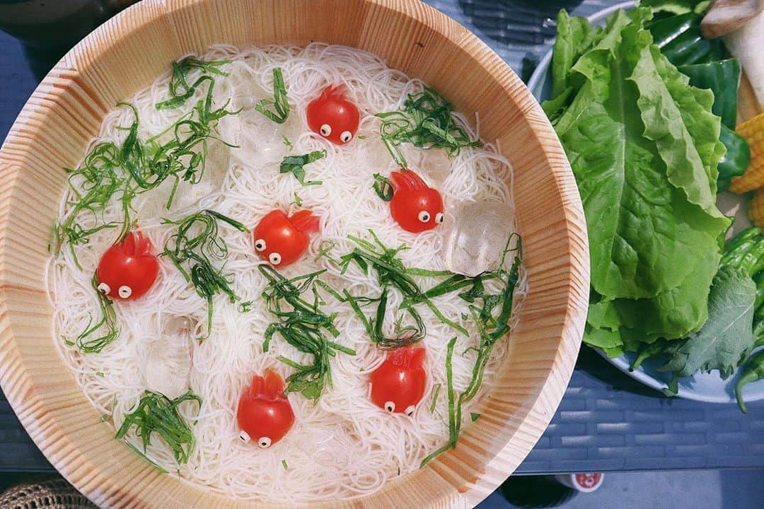 ソンイのインスタグラム：「今年の夏はひたすらお家プールかな🌻 お素麺に金魚泳がせたよ🐡🍅﻿ ﻿ 息子が絵本の「きんぎょがにげた」好きだから喜ぶかな？と思ったけど、そりゃ花より団子🍡よね😂﻿ 目もくれず大人1束分くらい素麺爆食いしてました🎐笑﻿ ﻿ #素麺 #キャラフード #お家プール」