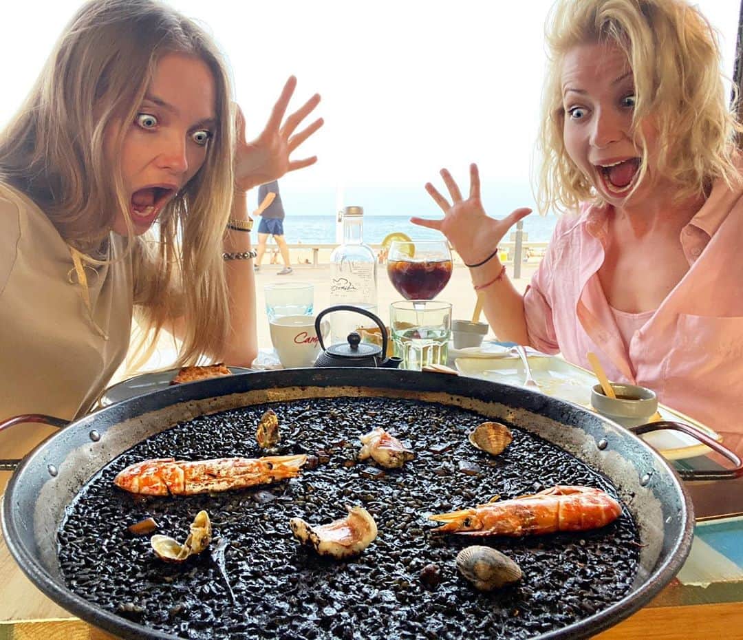 ヴラダ・ロスリャコヴァのインスタグラム：「Omg! It’s so big! #caviar」