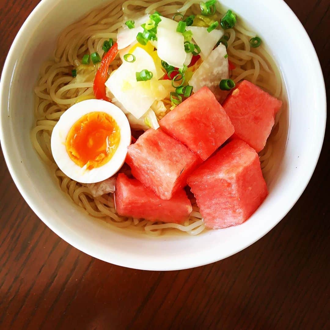 志摩有子さんのインスタグラム写真 - (志摩有子Instagram)「暑すぎる。冷麺に水キムチとスイカをたっぷり。水キムチはスーパーで見つけた市販品。チャーシュー麺のチャーシューのようにスイカが主役。シャキシャキで美味しい。いつ食べるか迷わなくても好きなだけスイカが食べられちゃう。  #スイカ冷麺 #尾花沢スイカ #スイカ大好き」8月11日 14時32分 - ariko418