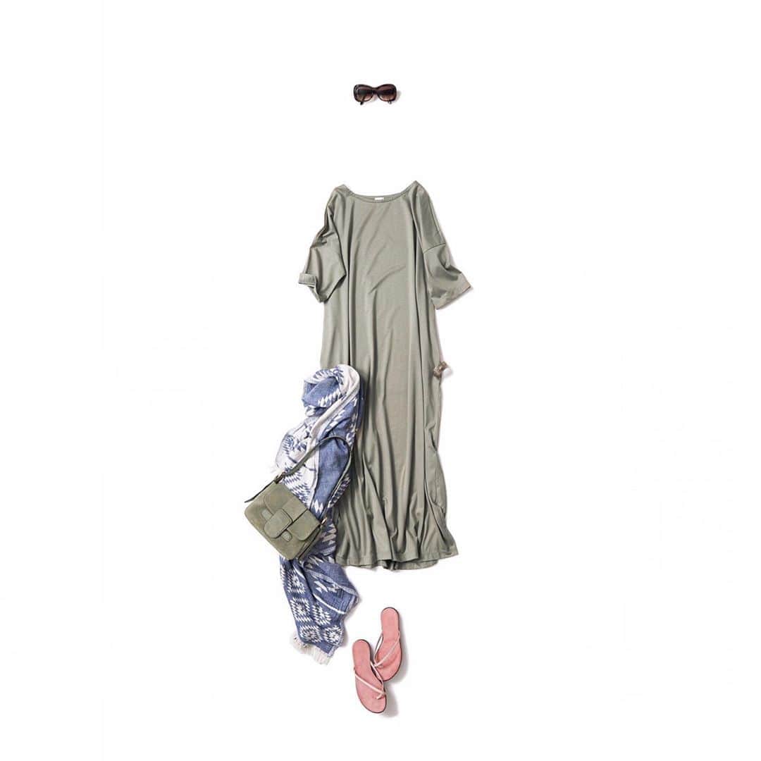 のインスタグラム：「・ NEW♦️Coordinate  ・ 2020-08-11 ・ khaki x pink ・ onepiece : #galerievie accessory : #インデアンクラフト  bag : #abro shoes : #maurodebari other : #pagani #aeliaanna ・ #kkcloset #kkshop #菊池京子 #kyokokikuchi  #コーデ  #code #style #fashion #コーディネート #ootd #wear #happy  #カジュアル #italy #pink #summer #ワンピース好きな人と繋がりたい」