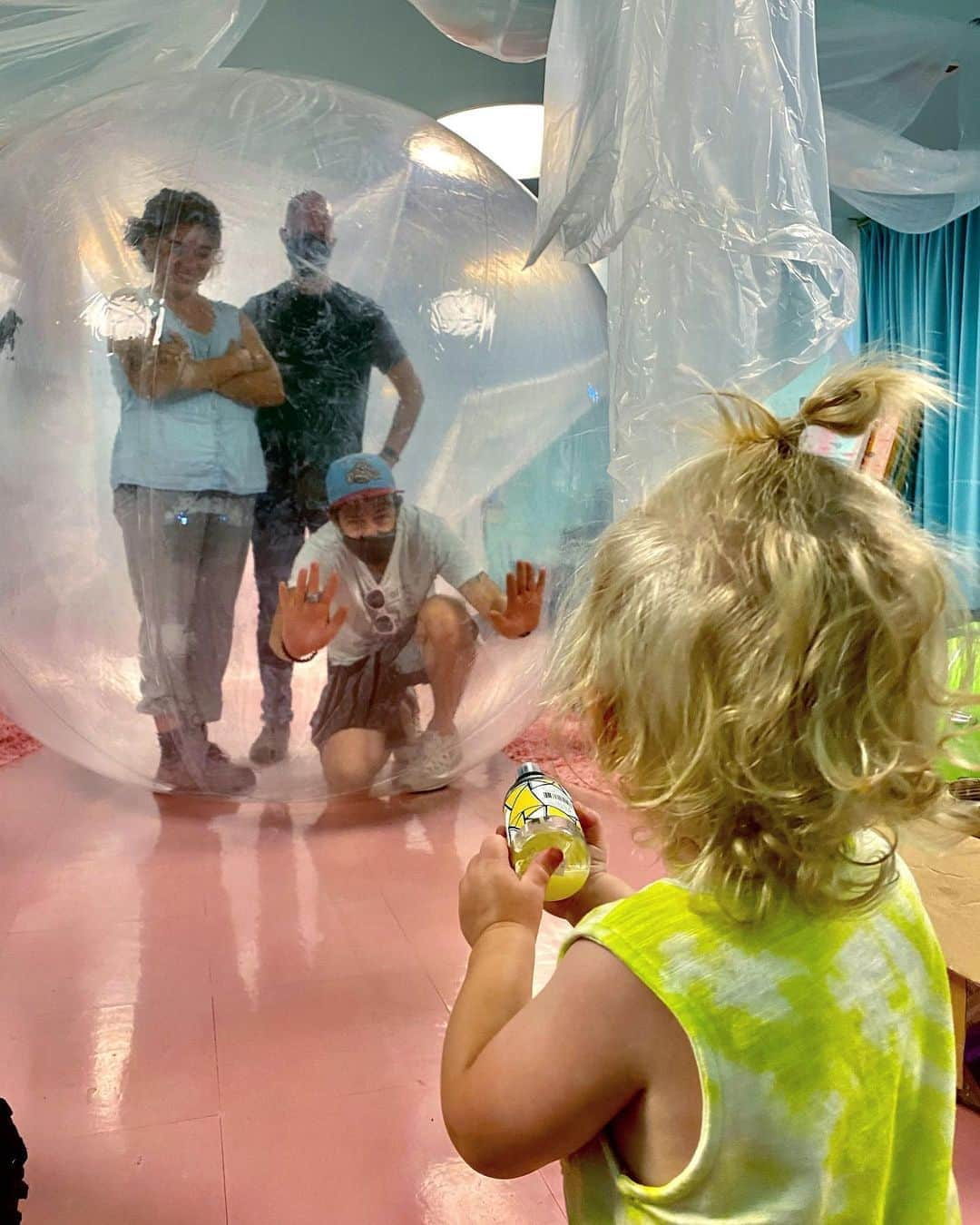 ウェイン・コインさんのインスタグラム写真 - (ウェイン・コインInstagram)「..... baby Bloom hanging out with @apretzali @zacharyancox and @mtekbot #theflaminglips #flaminglips #myfamilyfirstmymusicsecondiamthird」8月11日 14時54分 - waynecoyne5