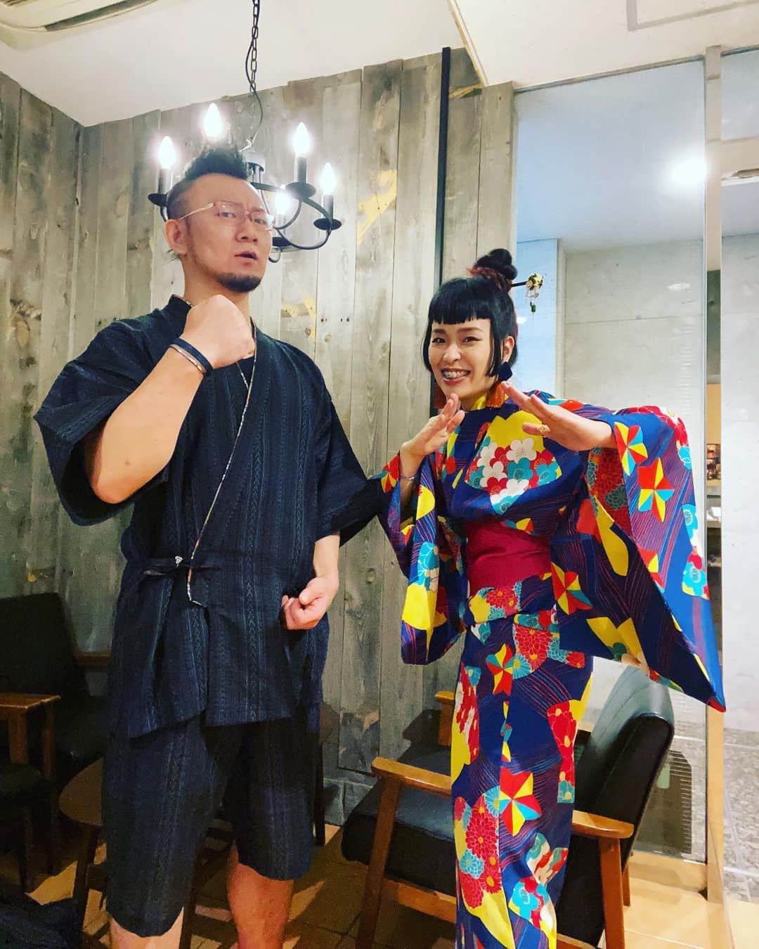 小春のインスタグラム：「実際問題浴衣って面倒いけど 喜ばれるなら全力で着る派  隣は鍵盤式アコーディオンの筋肉都丸」