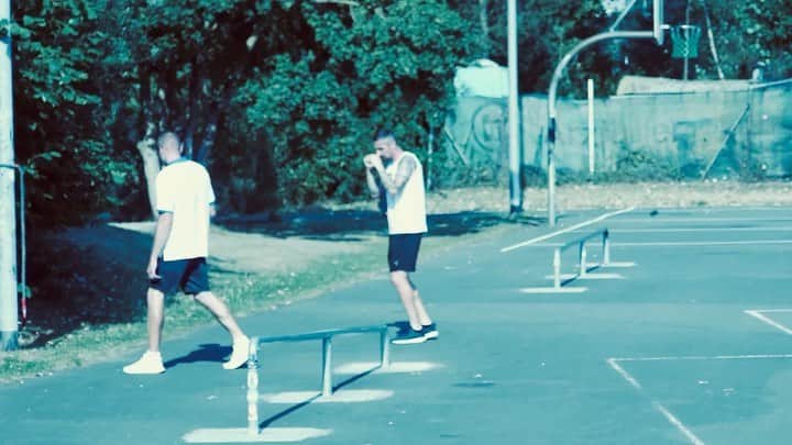 ロベルト・ヒルバートのインスタグラム：「When you have a vision and you see that vision come true, it really only shows you that anything can happen, you can do it all. #vision #boxen #boxing #boxingtraining #workout #training #mh #baba #1903 #kleeblatt #strong #tiktak #timeisrunning @coach_loewen_peter @yezzyf #robertohilbert」