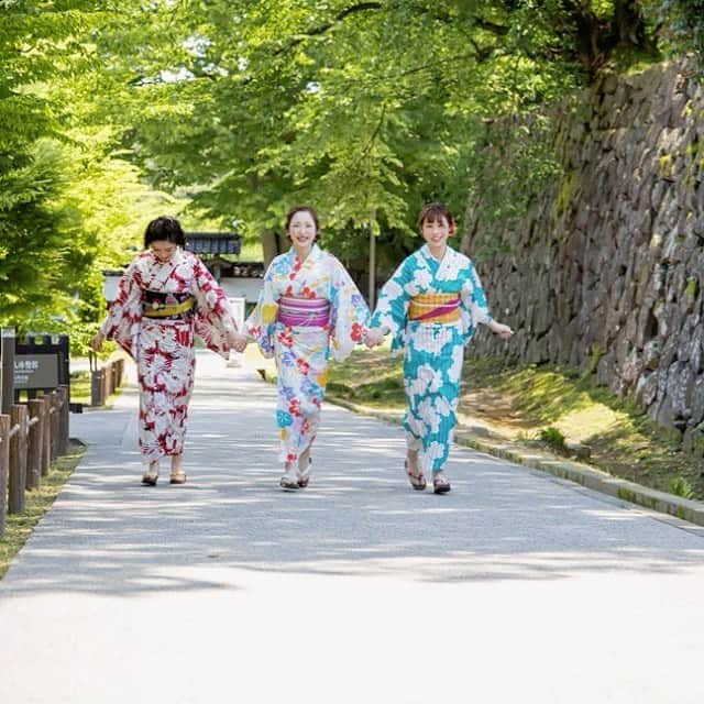 金沢着物レンタルshop心結〜kokoyui〜のインスタグラム：「今週の14、15日は兼六園のライトアップが行われるみたいです☺️❣️ .  普段はなかなか見ることが出来ないみたいなので、ぜひ着物や浴衣を着て見に行くのもいいですね👘💕 . ⚫︎金沢駅前 着物レンタル心結(ここゆい)  ⚫︎営業時間 : 9:00〜18:00 ⚫︎address : 金沢市本町1-3-39 ⚫︎tell : 076-221-7799 ⚫︎金沢駅から徒歩5分  ⚫︎コインパーキング補助あり  心結の着物一覧▶@kokoyui_kimono 振袖や袴はこちら▶@kokoyui_furisode 七五三やお子さんの着物はこちら▶@kokoyui753 . #撮影 #兼六園 #東茶屋街 #21世紀美術館 #兼六園ライトアップ #金沢 #金沢旅行」