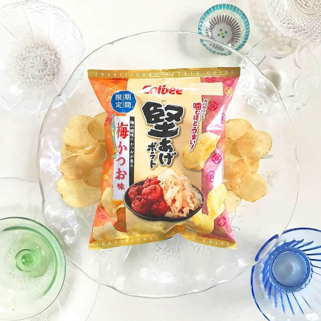 カルビーさんのインスタグラム写真 - (カルビーInstagram)「『堅あげポテト梅かつお味』  ファンサイト「堅あげポテト応援部」の皆さんと一緒につくった味、第3弾！ 広がるかつおだしのうまみと香りに、梅の酸味がアクセントになった味わいです。  さあ、元気に夏を乗り切りましょう♪  ＊全国のコンビニにて先行販売中です。 ＊コンビニ以外のお店では8/17発売です。  #calbee #カルビー #堅あげポテト応援部 #堅あげポテト #堅あげ #梅かつお味 #ファン #梅 #かつお #おいしい #キャンプ #夏バテ #夏 #ベランダ #ベランピング #日本酒女子 #日本酒男子 #避暑 #山 #海 #アウトドア #アウトドアリビング #梅干 #暑中お見舞い #和 #キャンプ #キャンプ女子 #家飲み #おうちごはん #キャンプ飯」8月11日 15時00分 - calbee_jp