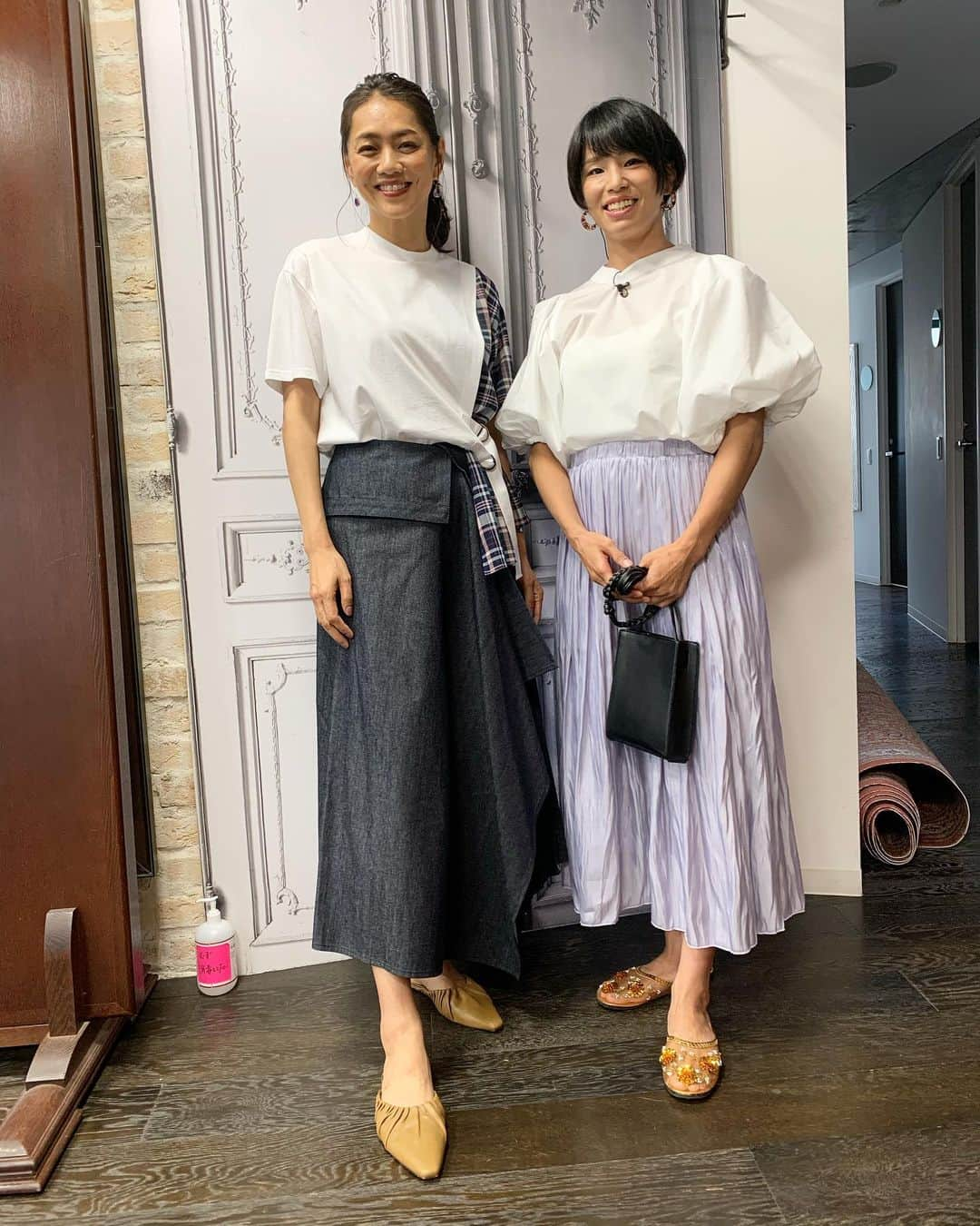 前田典子さんのインスタグラム写真 - (前田典子Instagram)「#ヒルナンデス #コーデバトル のオンエア ご覧いただきありがとうございました😊 今回は 女子柔道金メダリスト　🥋🥇 野獣と呼ばれた #松本薫　さんを担当 #野獣感ゼロ　の #イメチェンコーデ💜へ  選んだトップスは トレンドの#ボリュームスリーブブラウス 自前のたくましく肩をデザインでカバーし ふっくらしたお袖から出る腕が 華奢見えします💜  きれいなラベンダーカラーの シャイニーなワッシャー加工のスカート💜　女子力アップし動作までいつもと違った松本さんが可愛かった🥰 スカートは高校生ぶり？だとか😊　たまにはスカートもいいですよね とってもお似合いでした💜 金メダリストはゴールドがお好き🥇夏っぽいビジュー付きのスリッパでフェミニンさもアップ⤴️ バックは締め色のブラックでまとめてみました。ストラップは柔道の帯と同じ持ち方が落ちつくとか😁 松本さんに選んだお洋服は @asknowaspinky   #楽しかった❣️ 対抗の 佐藤仁美さんとみちょぱ　のコーデも素敵でしたね　💚✨  私が着ているお洋服は @ezumi.official でした❤️  今夜. ８月11日 21時から @lalavie_official  @qvc_japan  オンエアです😊」8月11日 15時21分 - maenorichang