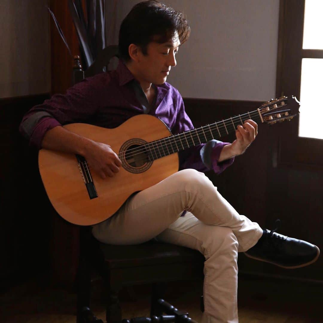 光野桃のインスタグラム：「昨夜、ギタリストの諏訪光風さんのオンラインライブを観ました。 コロナ禍になるまでオンラインなんて想像もしなかったけれど、なかなかいいものですね。 ・ 時間になったら、好きな飲み物なんかを用意してリビングへ。 昨日は光風さんとデュオを組んでいる尺八のブルース・ヒューバナーさんがゲスト。そしてオンラインゲストはニューヨークから2人のアーティストがライブ電話で参加するという、光風さんらしい国際色豊かな時間でした。 ・ 諏訪光風さんは12年前に仕事で出会い、以来わたしの朗読ライブ「桃の庭」を長く支えてくださった音楽家です。 おうちで観るライブは、息遣いや指の動きなども間近に感じ取れ、会場とはまた違った楽しみがあることを発見。 日常の中に気軽に質の良い音楽がある暮らしはいいなぁと思いました。 ・ 次回はデキシーランドジャズだそう。またここでお知らせできると思います。 今できることに全力で向かう音楽家の姿にエールを送りながら、聴く側のこちらも励まされました。  #諏訪光風さん #ギタリスト #オンラインライブ」