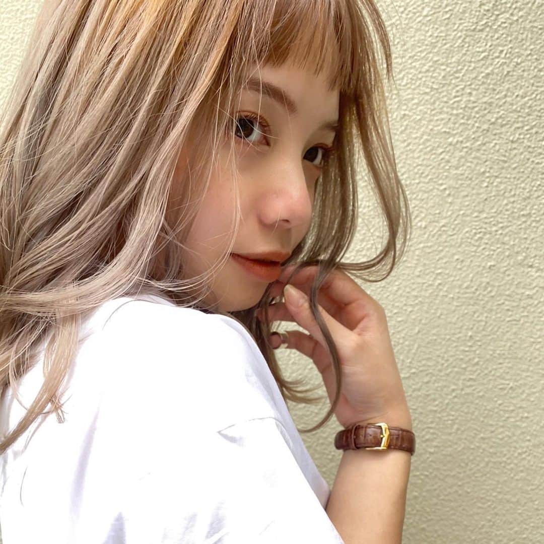 福地夏未のインスタグラム：「🐅 今回もまりちゃんカラー、、 やってくれましたよ〜！めちゃかわいい〜！ 透き通るベージュ！◎ ブリーチを重ねずにここまで綺麗なベージュにしてくれた、、 ありがとうぅ🍊 _ #hairstyle #haircolor #beige #gold #オン眉 #透明感」