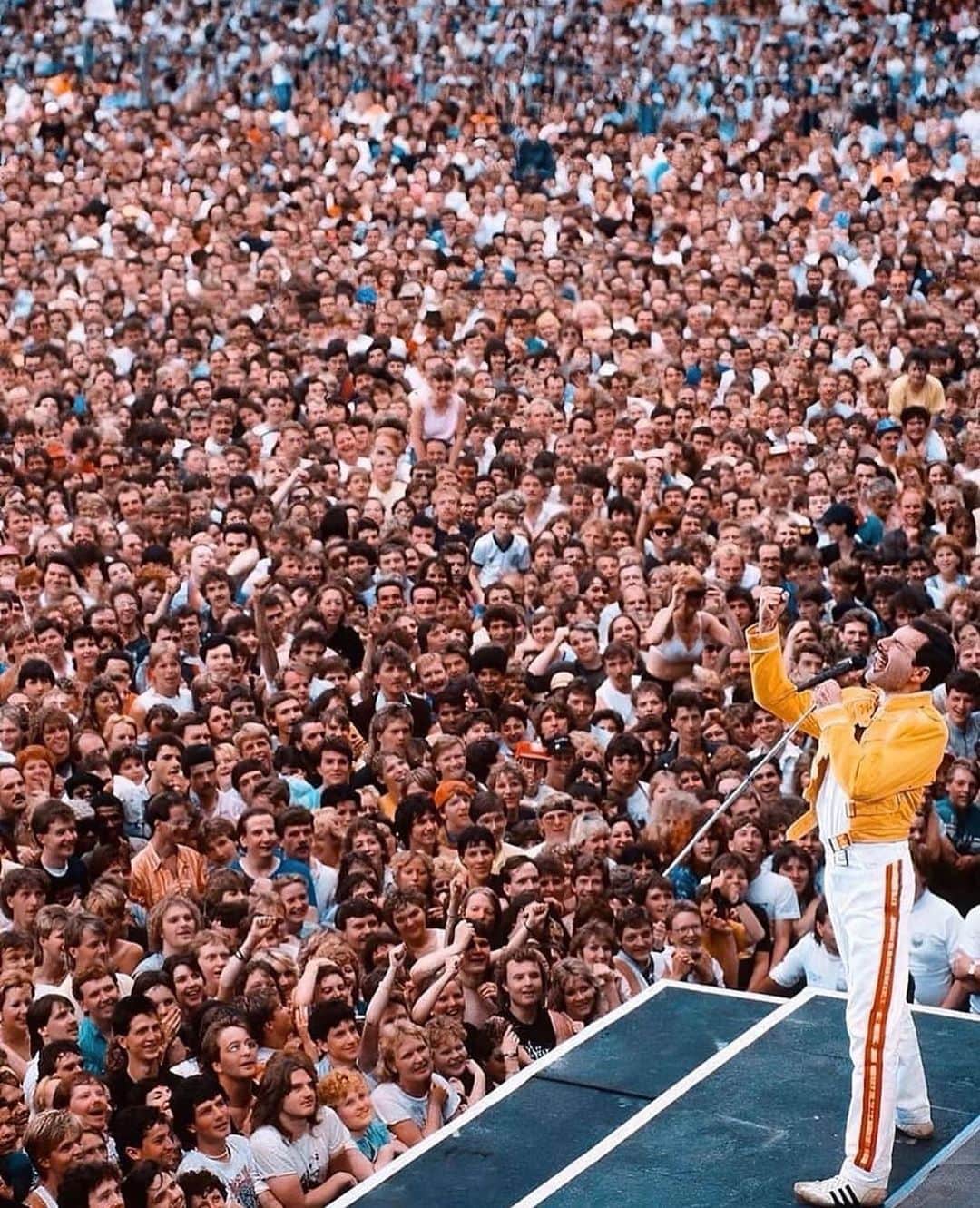 WATCHMANIAさんのインスタグラム写真 - (WATCHMANIAInstagram)「Freddie Mercury at Wembley Stadium, 1986  #freddiemercury #queen #wembley」8月11日 15時17分 - watchmania
