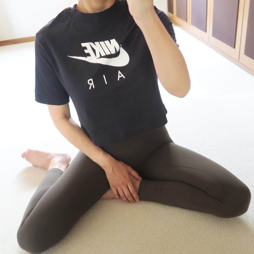 Mai Wakimizuのインスタグラム：「出産からもうすぐ1ヶ月。ストレッチ程度ですが、ウェアを引っ張り出して少しずつ体を動かすことを意識するようになりました♡お腹はすっかり元通りに＼(^o^)／それもこれも、便秘にならないようデルール(デトックスティ) @chiharudoiを飲み続けたことだと思ってます！(もちろん大きな体重の変化は授乳のおかげです。)妊娠中もですが、産後も便秘になりやすいと聞いたので悩む前から飲み続けてます♡気付けば愛飲して1年以上！私にとって、本当に手放せないドリンクです。笑 便秘の方には是非お試し頂きたい♡すぐに効果が出るので正直感動します。笑 #産後ダイエット#ダイエット#デルール」