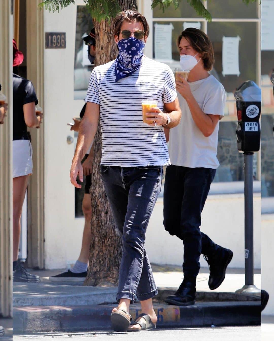 Just Jaredさんのインスタグラム写真 - (Just JaredInstagram)「@zacharyquinto heads out on a mid-afternoon coffee run with a friend.  #ZacharyQuinto Photos: Backgrid」8月11日 15時27分 - justjared