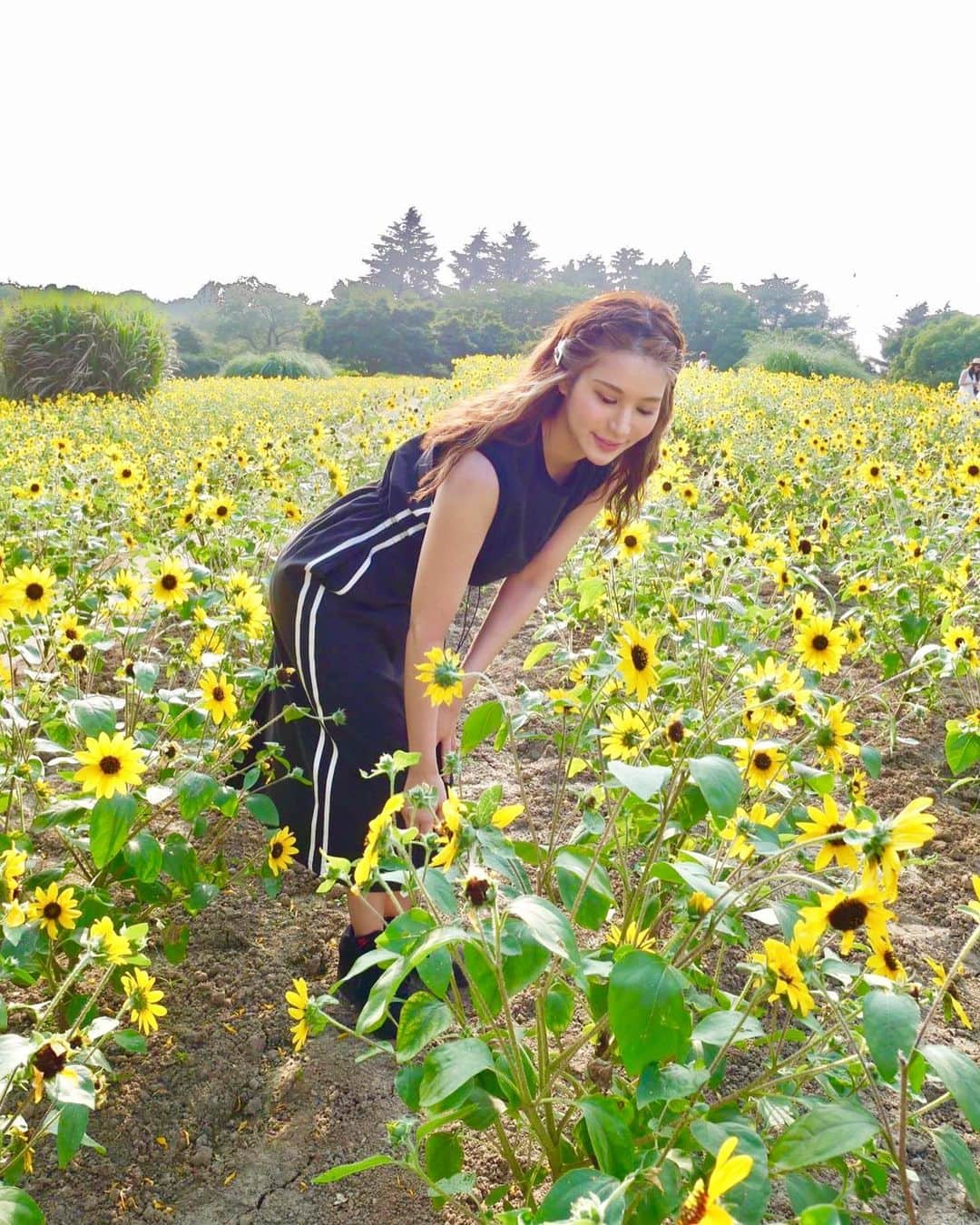 Yuriyaさんのインスタグラム写真 - (YuriyaInstagram)「4枚目の動画が本性🌻❤️わら よく褒められるネイルはいつも @nailiejp で探していってる🐒牛柄だよ🐄 @tru_harajuku  #ひまわり畑 #昼は肩にハチ夕方は蚊夜は頭にG」8月11日 15時31分 - yuriya_michelle