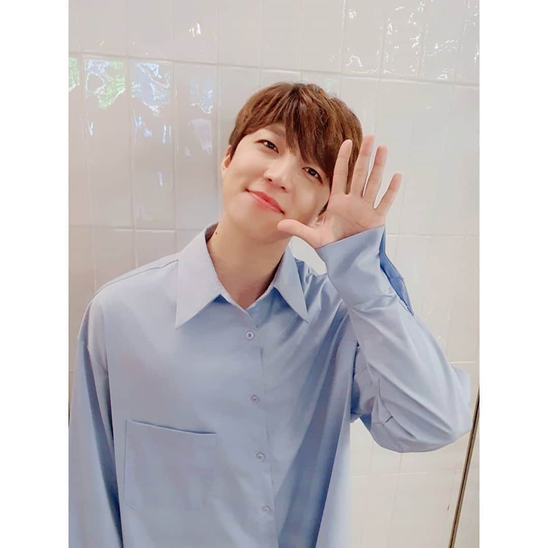 U-KISS（ユーキス）のインスタグラム：「[#수현] 키스미🤘 오늘도 힘내고 있나요~? >< 오늘 밤 11시 심야아이돌에서 만날 수있으니까 조금만 더 화이팅해요💙  #유키스 #UKISS  #SOOHYUN #수현oppa #하성운 #심야아이돌」