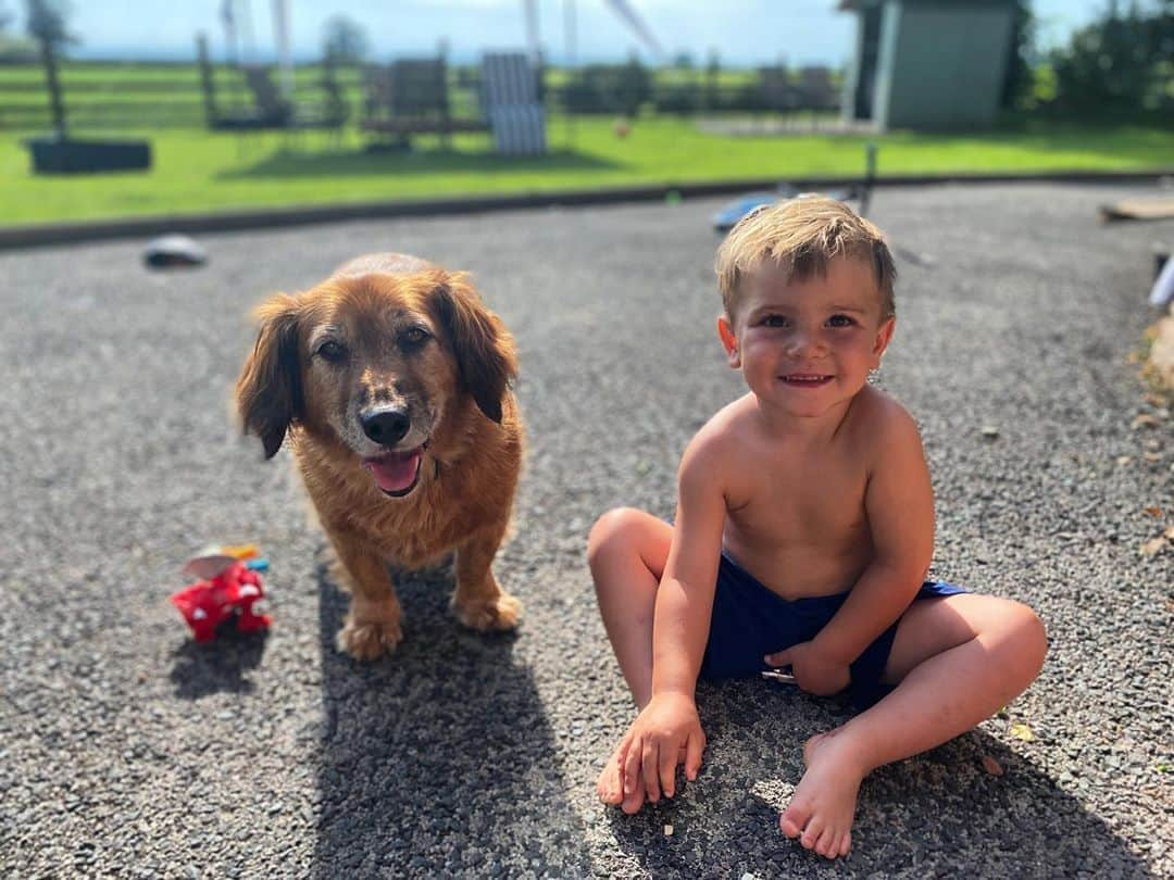 ヘレン・スケルトンさんのインスタグラム写真 - (ヘレン・スケルトンInstagram)「Besties. My long suffering Barney. Living his best life in costa del cumbria....#boysbestfriend #stillgoingstrong #myboys #dogsofinstagram #dogs #family #summer」8月11日 15時35分 - helenskelton