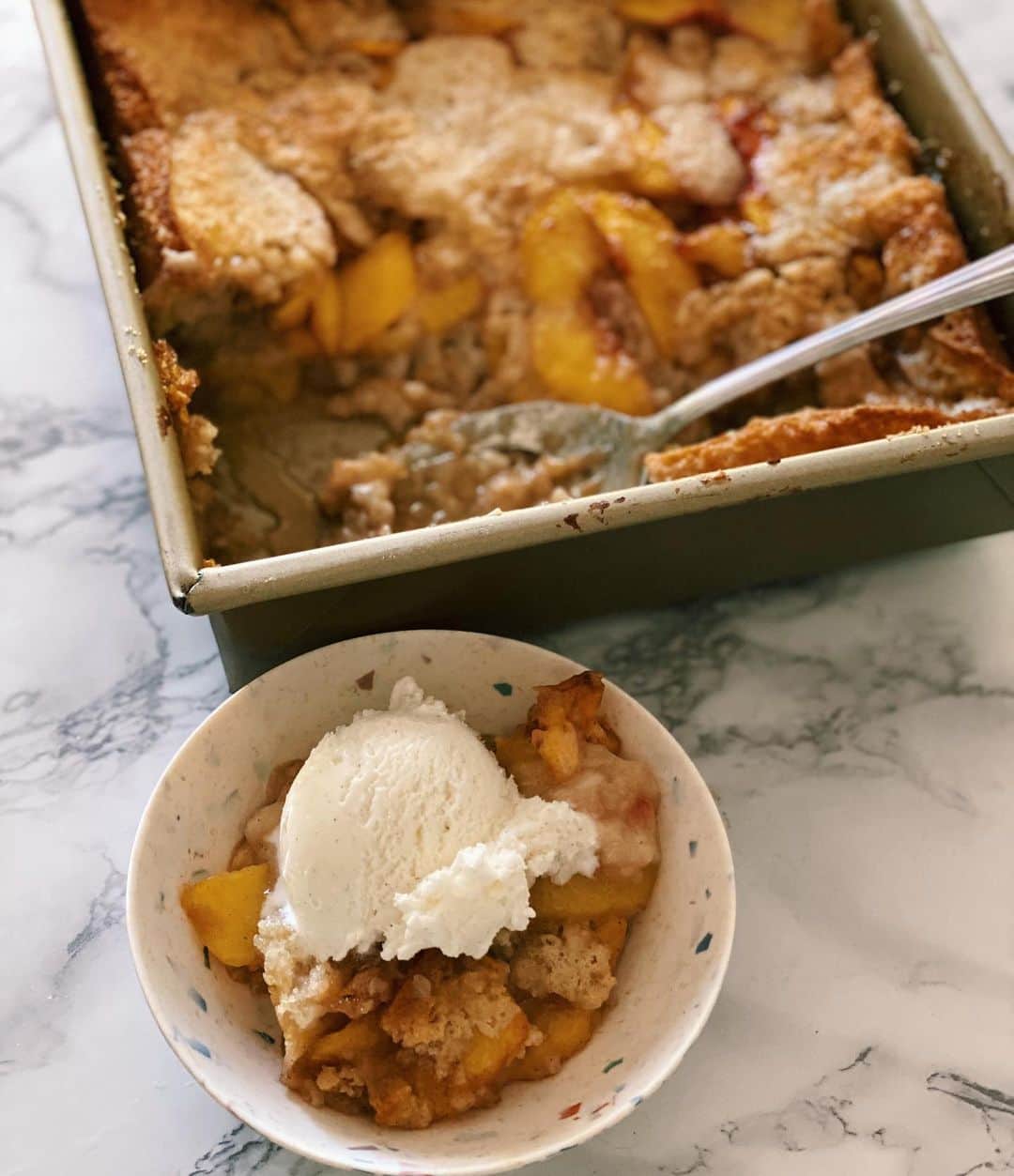 Antonietteのインスタグラム：「When you are stoned 🥴from eating  all the stone fruit this season! 🍑 🍒 Seriously can’t get enough of all the juicy fruit out there....eating it in salads, in cobbler,  crumble, crisps, on it’s’ own, etc. This is Texas Peach Cobbler, recipe courtesy of @davidlebovitz . Such a simple and satisfying summer treat, that showcases peaches in all its’ glory! Buttery, sweet and super peachy, and topped with ice cream that I’ve shown in my highlights. Please summer don’t end! Not ready for pears, apples and persimmons just yet! 😒 🍎 🍏 🍐 #summertime」