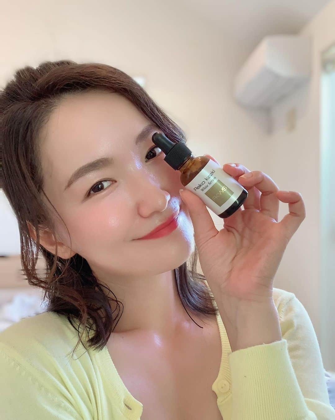 リナさんのインスタグラム写真 - (リナInstagram)「@reikokazki_official   私のスキンケアは、 ハリ×ツヤケア重視⭐️  REIKO KAZKI の"ホワイトセラム"は、 発酵熟成プラセンタに加えて ツバメの巣エキス、植物由来幹細胞エキスも入っていて、とろんと濃厚❤︎  洗顔後のまっさらな肌に ググッと入れ込んで寝れば プリッとした毛穴レスな肌に仕上がるよ🌙  エイジングサインが気になり出した人におすすめなセラム⭐︎ ...................................................... #skincare #エイジングケア #毛穴ケア #ブースター美容液 #かづきれいこ #reikokazki #美容液 #プラセンタ #導入美容液 #ツバメの巣エキス #ハリ肌 #年齢肌 #PR」8月11日 15時35分 - 1010koki0218