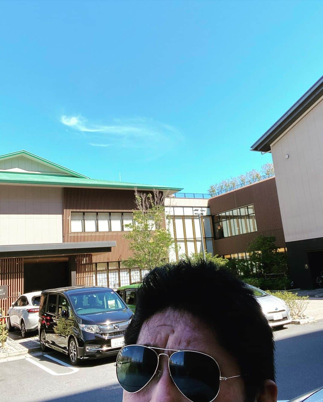 のインスタグラム：「今日の気温は36°C 平熱のおじさんが寄り添ってるのと同じ感じですね。 久々に1日なんもないので新規開拓にきました。 今日から期間限定で水風呂を一桁台(いわゆるシングル)にしてるとの噂を聞きつけて綱島の湯けむりの庄にきました。 ほとんどの湯船が温泉を使ってて水風呂も温泉！ しかもバイブラもあって温度もシングルということで長時間は無理！ 1分足らずでもキンキンに冷えました。 サウナはスチーム塩サウナとフィンランドサウナの2つ。 フィンランドサウナは面積広い！ ここならお客さん20人入れてマットプロレスできるくらいの大きさです、サウナストーンに投げ込まれたら負けみたいな。 スチーム塩サウナのオートロウリュが石に水かけてロウリュするのではなく蒸気を管から出してる感じ！ でも温度高くて白いのが見えないくらいの熱さ。 めちゃくちゃよかったです。 小学生未満入れないからか全体的に静かで綺麗な施設でした！ いいとこ！ #サウナ #熱波 #ロウリュ #löyly  #aufguss #湯けむりの庄 #綱島」