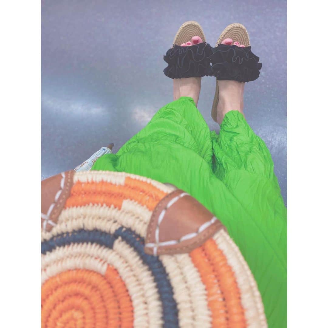 納富有沙のインスタグラム：「. In the Summer🌺🏖 with a new greee skirt💚 . . . ひっっっっさしぶりに外に出たけど暑すぎる〜〜〜🥵🥵 おニューの服はたくさんあるのに着て行く場所がない…😭 今はあんまり外に出ないようにしてるけど、たまの外出には新しい服を着て気分を上げることにしてるよ〜💘 カゴバッグはモロッコで買ったやつ☺️ . . . #inthesummer #summer #newskirt #summeroutfits #ootd  #japan #usa #actress  #夏 #夏コーデ #かごバッグ」