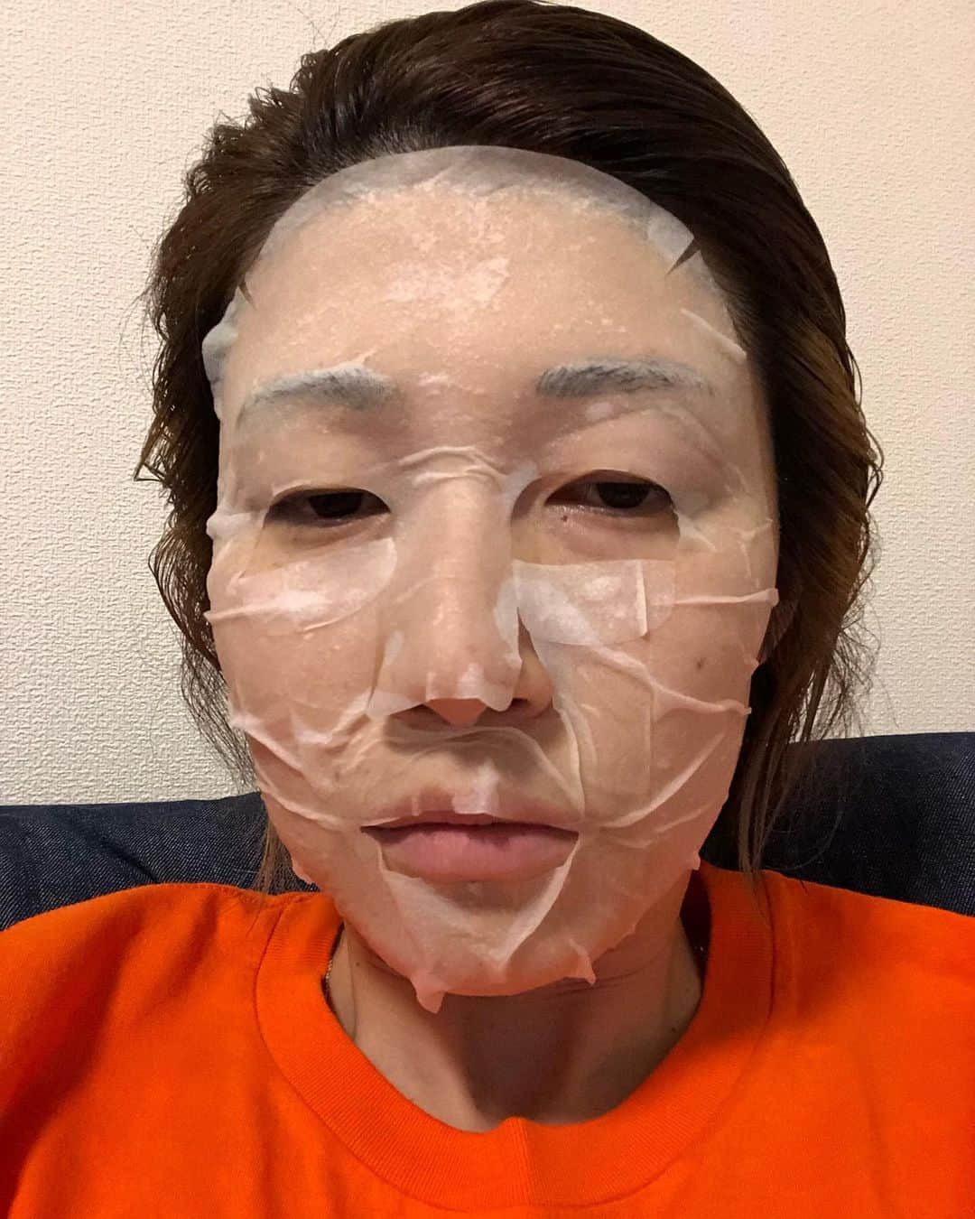 狩野舞子さんのインスタグラム写真 - (狩野舞子Instagram)「・ パックをうまく貼れた事がない私がパックを紹介する不毛なシリーズ👀 ・ もはやこれは伝説的1枚。 確か去年撮ったやつだと思うんだけど、パックを貼ったら逆にすごい老けておじいちゃんになってしまった自分の顔面が衝撃的すぎて、どこのパックだったかも忘れてしまった… ・ #パック貼ったら逆に老けた #パック なのか #マスク なのか あなた次第です。 #世界バレー #応援Tシャツ」8月11日 15時48分 - kanochan715