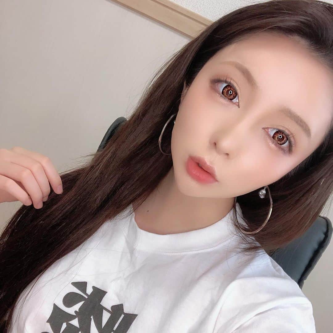 のインスタグラム：「配信遊びに来てくれてありがとう〜♥️  夏好きそうな感じに見える写真w むしろインドア。YouTube、ゲーム、アニメ、漫画大好物🍑  #ゲーム女子 #gamer #デドバ#dbd #youtuber #配信者#実況者#17 #live #フォロー #宜しくお願いします #ロングヘア #ギャル #メイク #笑 #みんな #よろしくね #♥️」