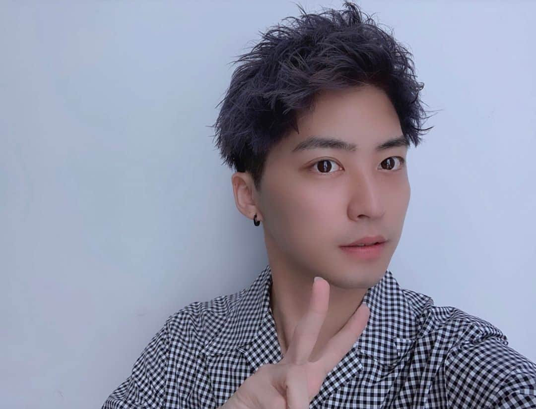 のインスタグラム：「イメチェンしました✂︎  原点回帰って事で 昔よくやっていた ベリーショートにしました！  カラーはシルバーパープル🙏 久々に色んな撮影したいな〜  #instagood#actor#俳優#hair#style#l4l#f4f #followme #fashion #model #ootd #instafashion #workout#cinema#cinematic#cinematicvideo#cinematicvlog#cinematicvlogger#vlog#vlogger#filmmaker#フィルムメーカー#oceantokyo」