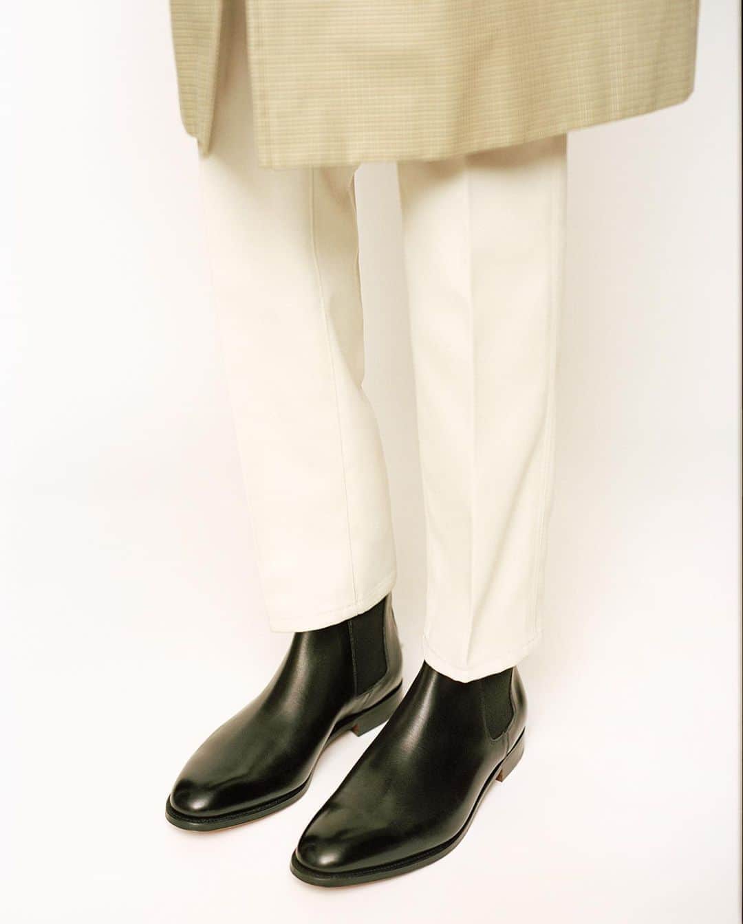 ジョンロブのインスタグラム：「Crafted in the finest leathers, Lawry is the timeless Chelsea boot of the house. A strong yet refined silhouette that will go with just about everything.  . #johnlobb @seanthomas_photo @letiquette_magazine」