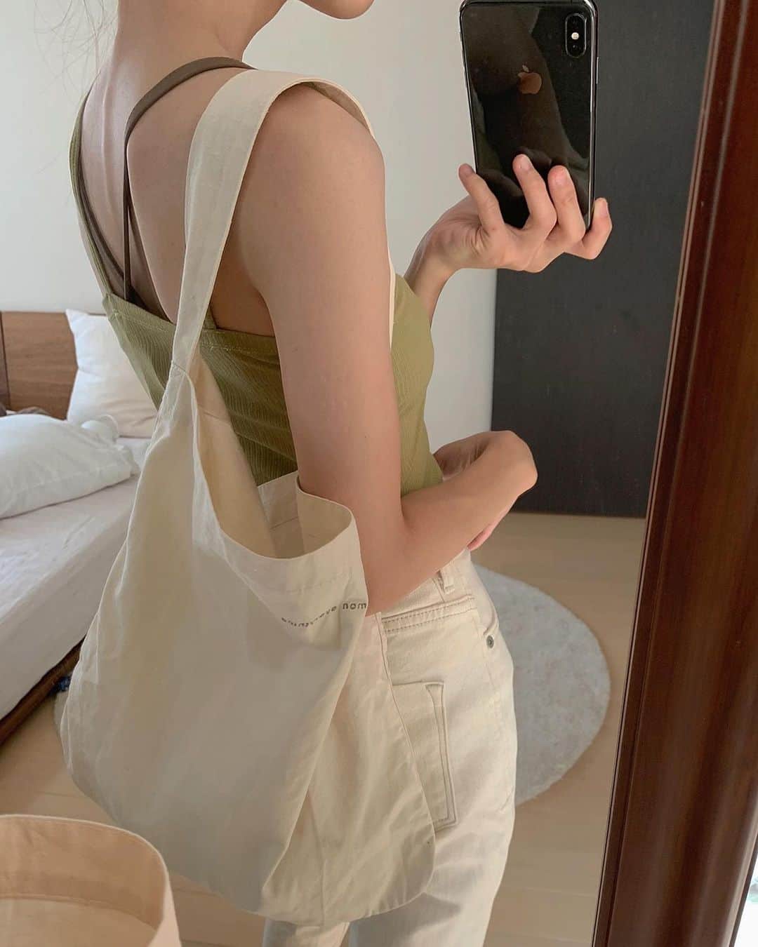 藤田ななみさんのインスタグラム写真 - (藤田ななみInstagram)「こちらのトートバッグも 発売致します🖤 小、中、大の3サイズがあるので 小はコンビニなどのエコバックだったり 近場のお出かけだったり… 中は写真で使用しています。 私は近場のお出かけの時に 子供達の荷物を入れて 使っています。 大のサイズはかなり大きめなので 食料の買い足しの際に エコバックとして使っています。 mon everythingと 刺繍が入っています~🦢 詳細は後程 @mon_everything にて up致します。」8月11日 16時00分 - nanami311_