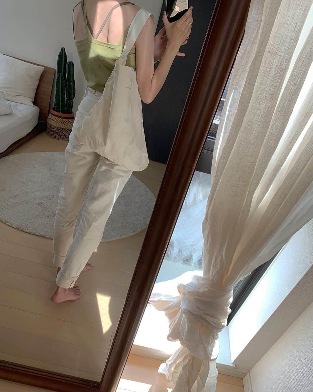 のインスタグラム：「こちらのトートバッグも 発売致します🖤 小、中、大の3サイズがあるので 小はコンビニなどのエコバックだったり 近場のお出かけだったり… 中は写真で使用しています。 私は近場のお出かけの時に 子供達の荷物を入れて 使っています。 大のサイズはかなり大きめなので 食料の買い足しの際に エコバックとして使っています。 mon everythingと 刺繍が入っています~🦢 詳細は後程 @mon_everything にて up致します。」