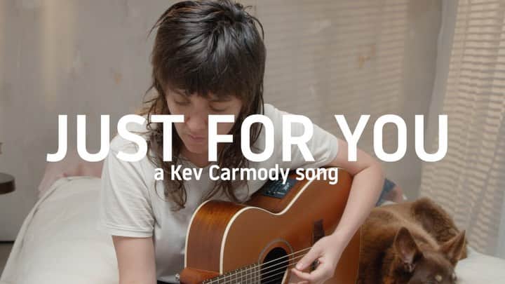 コートニー・バーネットのインスタグラム：「“Just For You” video out now starring Rosa ❤️❤️❤️ Producer/Director: Siân Darling. Cinematographer: Bryce Padovan. First AC: Max Hopkins. Production Assistant: Camilla McKewan. Colourist: Robyn Cummins. Song engineered/mixed by Evelyn Ida Morris. “Just For You” written by Kev Carmody. Watch the full video here: www.lnk.to/CannotBuyMySoul @cannotbuymysoul We acknowledge the Wurundjeri-willam people of the Kulin Nation as the traditional owners of the land on which Just For You was produced.」