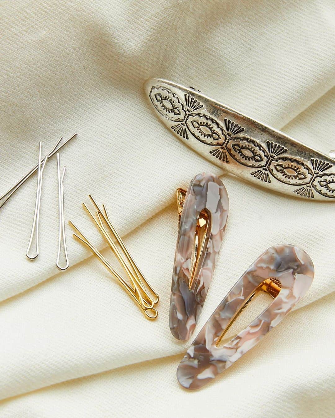 WEGOさんのインスタグラム写真 - (WEGOInstagram)「ㅤㅤㅤㅤㅤㅤㅤㅤㅤㅤㅤㅤㅤㅤ ✔metal hairpin ￥439(tax in) size:F ✔metal plate valletta ￥1,099(tax in) size:F ㅤㅤㅤㅤㅤㅤㅤㅤㅤㅤㅤㅤㅤㅤ  おろしはもちろんアップスタイルにも、ヘアアレンジのポイントに使うだけでオシャレ度アップ♪ ㅤㅤㅤㅤㅤㅤㅤㅤㅤㅤㅤㅤㅤㅤ  #WEGO #ウィゴー #summer #fashion #hair #ヘア #hairstyle #ヘアスタイル #hairarrange #ヘアアレンジ #hairpin #ヘアピン #valletta #バレッタ #metal #メタル #ladies #レディース」8月11日 16時09分 - wego_official