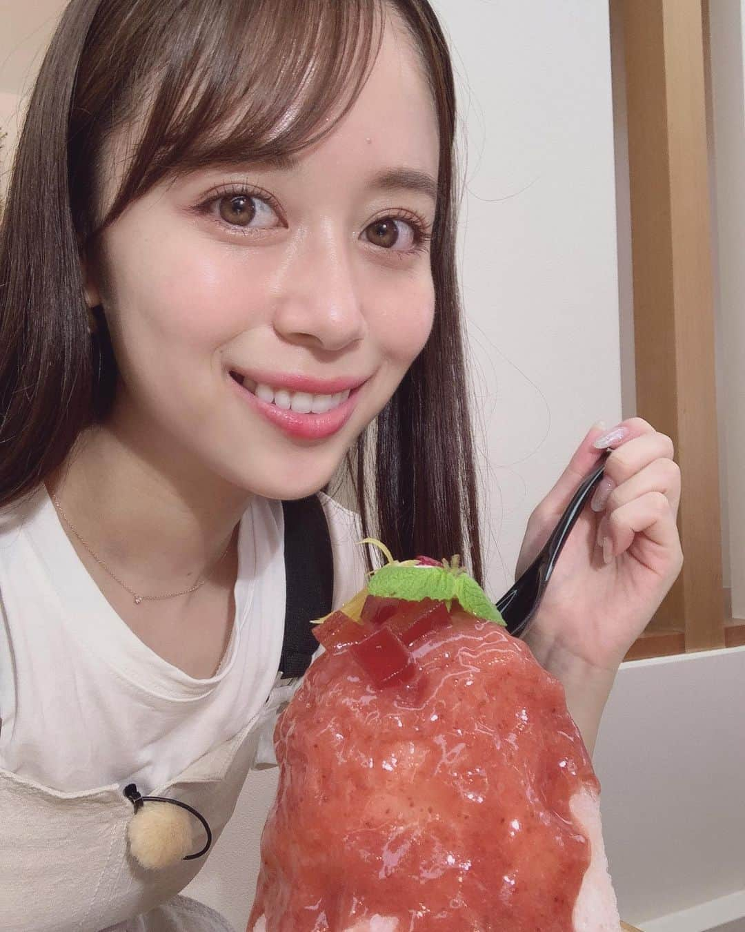 國嶋絢香さんのインスタグラム写真 - (國嶋絢香Instagram)「#古都華かき氷 🍓✨ 暑すぎるロケ中の憩いのひととき☺️ ( 髪の毛ぼさぼさやけど気にしないでっ ) . 平群町のエネルギッシュで素敵すぎる方々とお話しをして、私がパワーをもらってしまいました💪🏽 将来は、新鮮且つ安くて美味しいお野菜が簡単に手に入る所に住みたいなと結構真剣に考えた😙💓 . 来週20日(木)の #ゆうドキッ にて☝🏽✨ . . #ロケ中に西村七斗ママに遭遇 #ビックリしすぎて叫んだらマイクのバッテリー吹っ飛んだ #もうちょっと喋りたかった #またお店に遊びに行きますね #父と …笑」8月11日 16時22分 - ayakakunishima