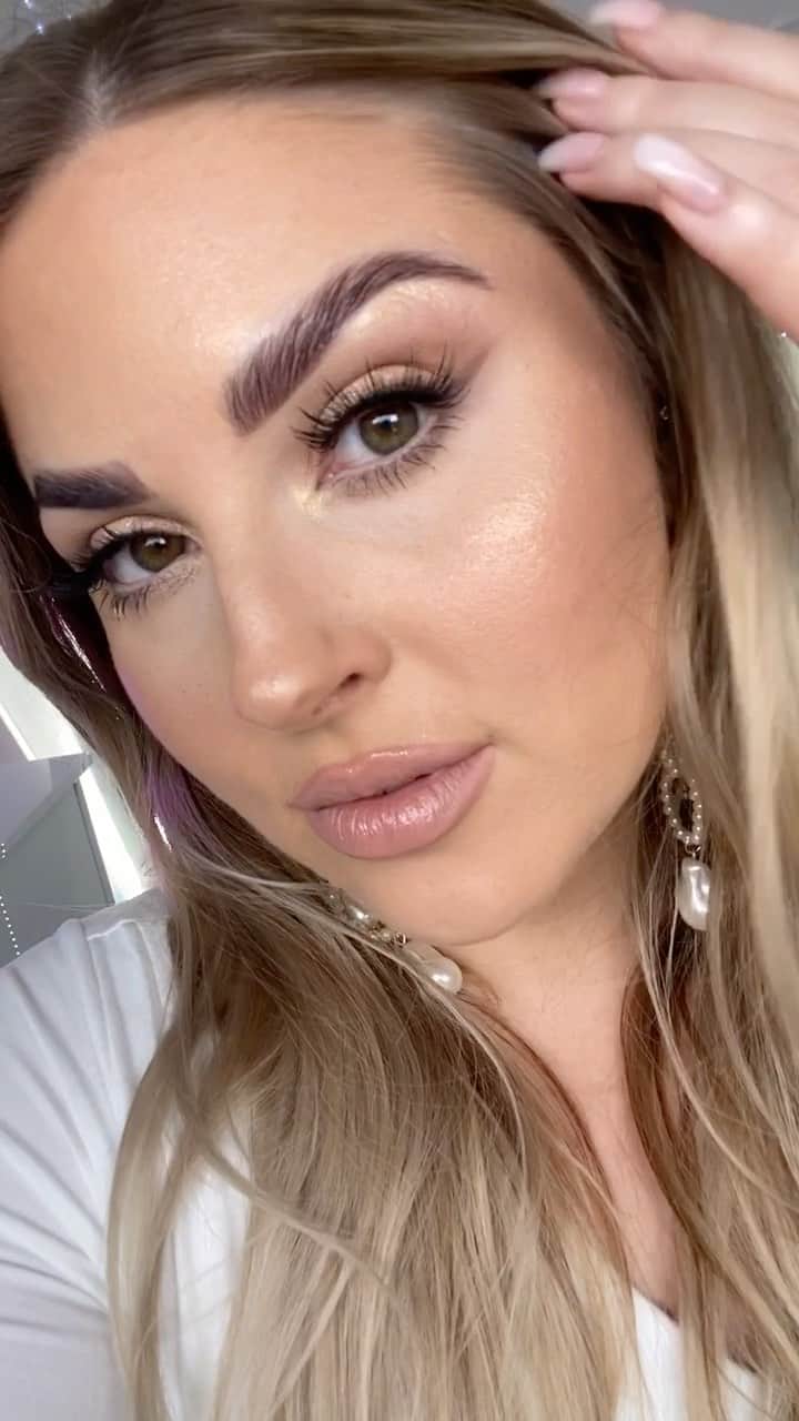 Shannonのインスタグラム：「Prepare for the best eyebrow glow up courtesy of @emmadoolanmakeup_ 🥰💜 we did a lamination and tint today! 🤠 I tried to get in lots of steps but these reels go so fast 😂👋🏼 To see the full process you can find a video on my YouTube channel if you’re curious haha 🎥 https://youtu.be/OnyoxLIj308 #giftedservice 💓 would you try it?」