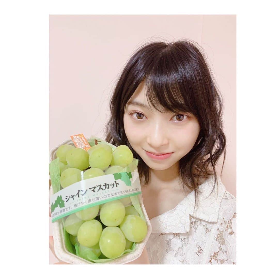 辻野かなみのインスタグラム：「❤︎﻿ ﻿ 今年、初のシャインマスカット💚🎶﻿ ﻿ やっと食べれた😇﻿ めちゃくちゃ甘かった！！😍﻿ 幸せ〜💓﻿ ﻿ 今年もシャインマスカット狩りに﻿ 行来たかったな〜🥺﻿ ﻿ ﻿ #シャインマスカット #今年は高いらしい﻿ #だから少し安くなったの買ってきたって笑﻿ #instagood #instalike #followme」