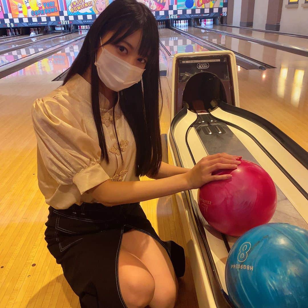 藤田いろはのインスタグラム：「久々のボウリング楽しかった🎳﻿ ずっとガター連発してて久々倒せたらもうめっちゃ嬉しくてストライク取ったみたいな反応しちゃった😂﻿ ﻿ ボウリング得意なひと、コツ教えて欲しいな💕﻿ ﻿ ﻿ ‪#藤田いろは#グラビア#gravure #japanesegirl #レースクイーン#tokyo  #l4l #aziangirl  #ビジョビ #模特 #뷰티스타그램 #셀카  #cosplay #黒髪ロング#팔로우#소통해요#셀스타그램#モデル #model #그라비아 #모델 #日本的 #性感內衣  #sexy  #性感美女 #性感尤物 #ボウリング #運動不足解消 #sports #脚フェチ」