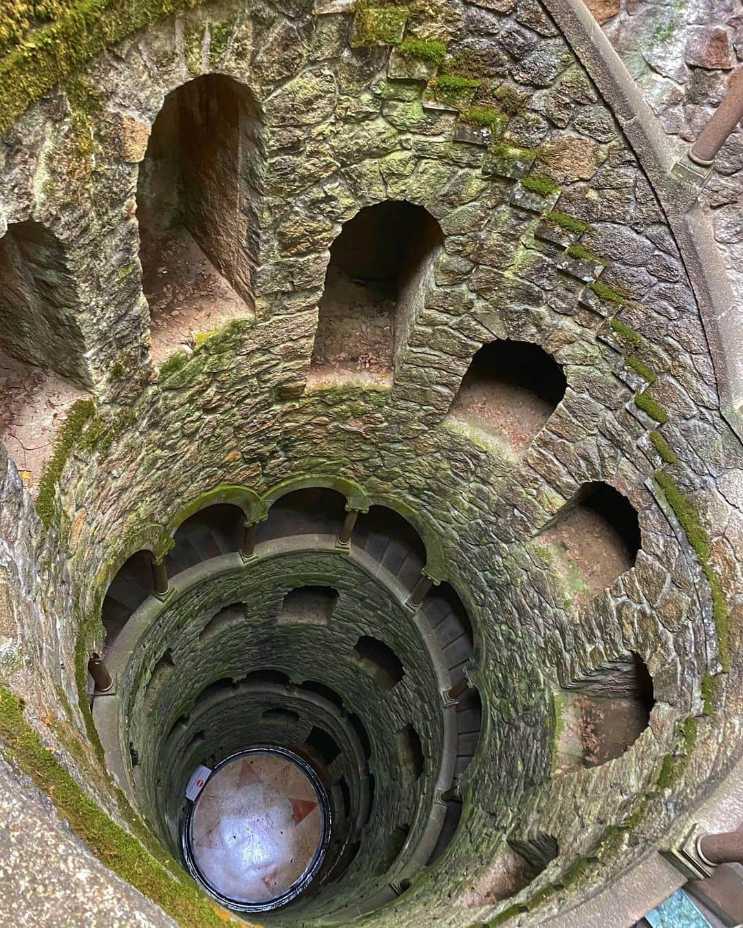 サラ・サンパイオさんのインスタグラム写真 - (サラ・サンパイオInstagram)「Waiting for my prince 🐸  In Portugal coolest and most mystical place called Quinta da Regaleira in the town of Sintra . I can’t believe It was actually my first time here 🙈  loved it so much #quintadaregaleira #sintra #portugal」8月11日 21時56分 - sarasampaio