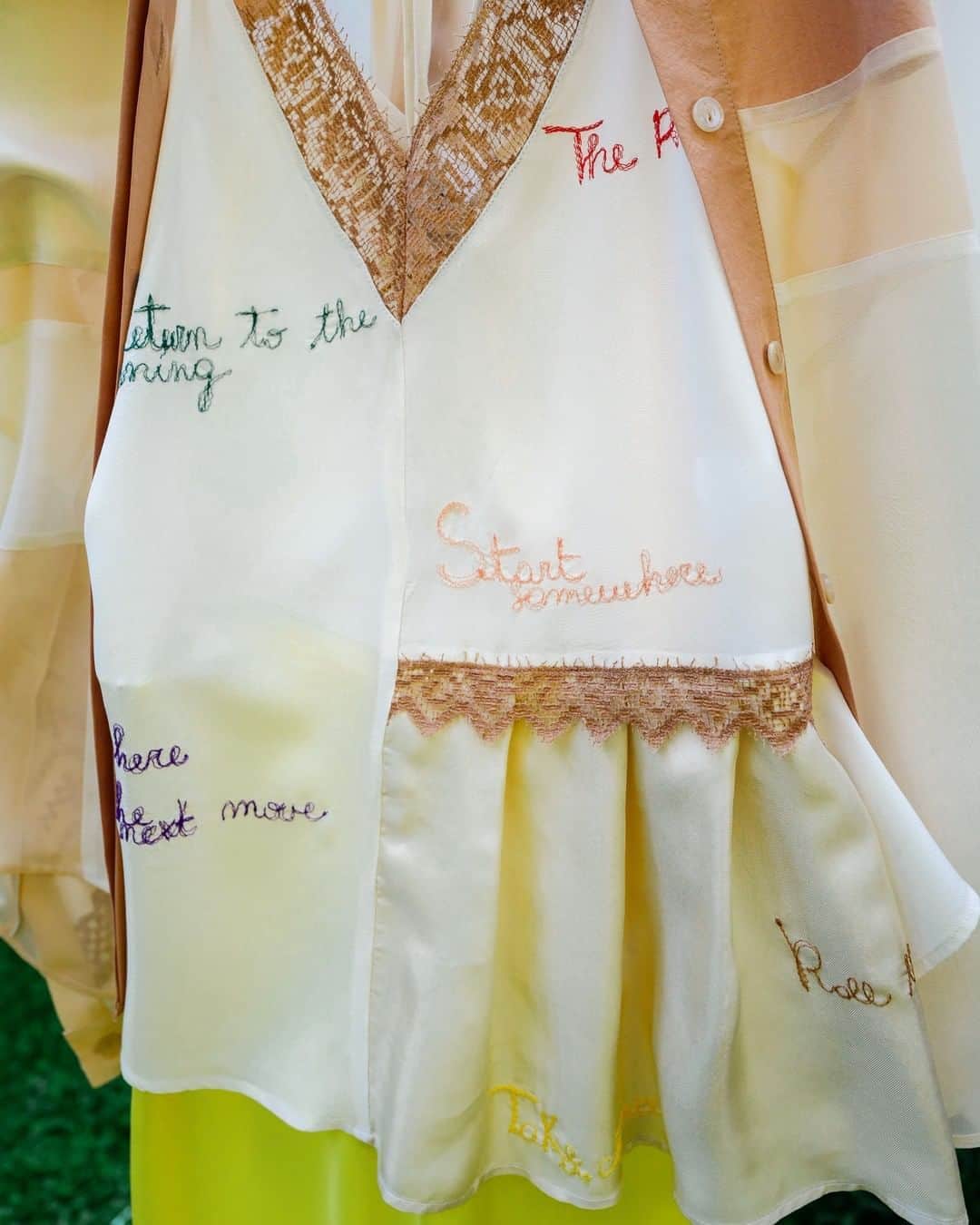 アリジさんのインスタグラム写真 - (アリジInstagram)「Start somewhere 💫  Lovely memories from our SS20 trunk show in a Secret Garden, one year ago 🍃  Embroidery silk top now available on SALE, in boutique or online with FREE SHIPPING in Europe Check it on alysi.com  #alysi #ss20 #embroiderytop #lovelymemories」8月11日 22時00分 - alysiofficial