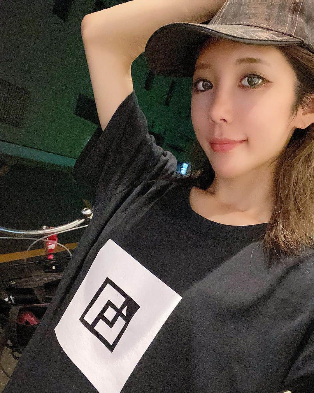 dj..琴さんのインスタグラム写真 - (dj..琴Instagram)「夏バテかな。すぐ疲れる。てか本当、体調の良い日と悪い時の差がありすぎる。#脾臓摘出 したせいでもあるのかな、、あと、今の生活に飽きてきた。もう病院めんどくさい🏥。。。でも行かなきゃ身体痛いし重たい身体を動かして向かう病院生活。いつまで続くのかな。。人と接してなさすぎてストレスたまってんのかな。。しかし引きこもり型だし人といるのは苦手なはずなんだけど何事にも限度！ってもんがあるんだろうね😬😆あー楽しいことしたいなーーー！くそぉーーー！！笑 @49fournineshop のTシャツだよーん。 #ボーイッシュ女子 #こーゆの好き💕 #あなたの膵臓をたべたい #いやないから✋ 笑笑 #腎臓 #摘出 ２つないから🤣🤣#熊本 #熊本の人と繋がりたい」8月11日 22時01分 - koto5555